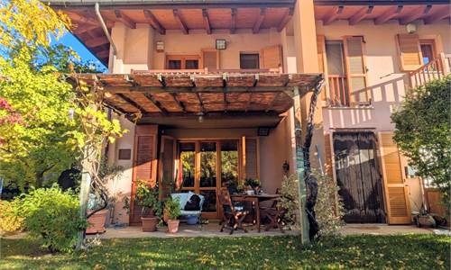 VILLETTA A SCHIERA CON GIARDINO 