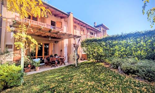 VILLETTA A SCHIERA CON GIARDINO 